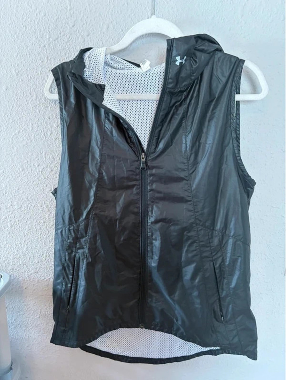 Under Armour black slick hooded vest M. Mesh lined
